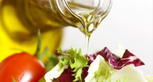Bottle-With-Pouring-Olive-Oil-And-Vegetable-Salad-Shutterstock-800x430